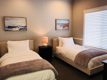 White Sage Recovery guest room with two twin beds